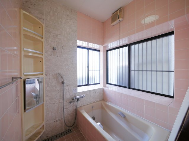 出窓が自慢のお風呂です♪