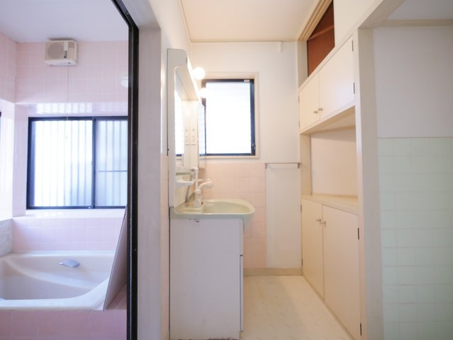 コンパクトながらも収納があり使いやすい洗面室です♪