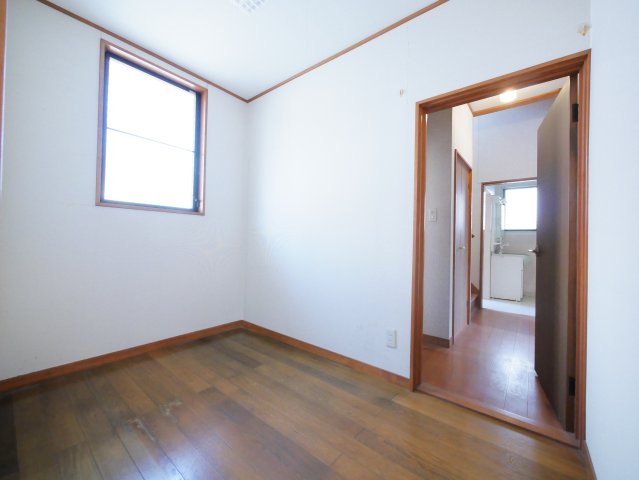 1階北側の納戸です。収納多くて便利♪