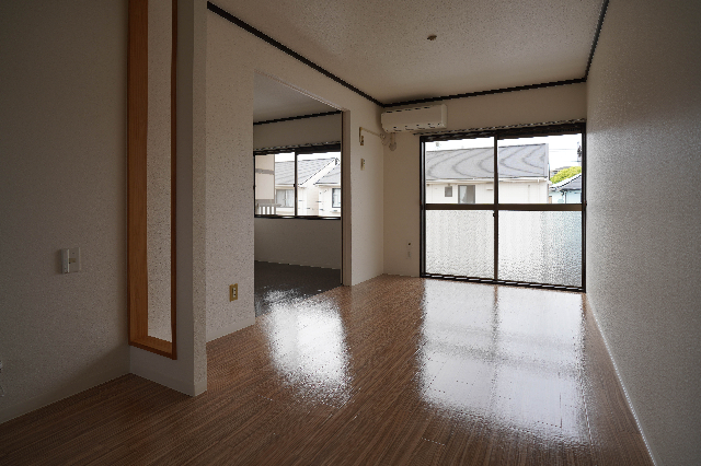 居室・リビング　同じ建物の別なお部屋