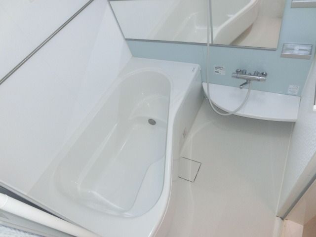 バス・シャワールーム　広めのお風呂でゆったりバスタイム