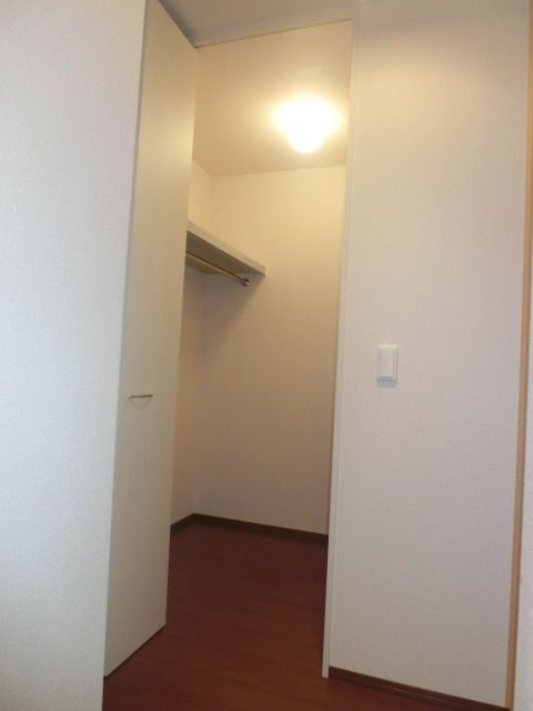 その他設備　奥行きのあるウォークインタイプの収納