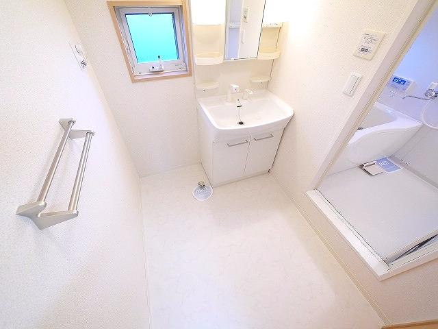 洗面設備　スペースが確保できる洗面所です