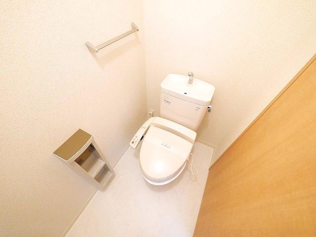トイレ　落ち着いた色調のトイレです