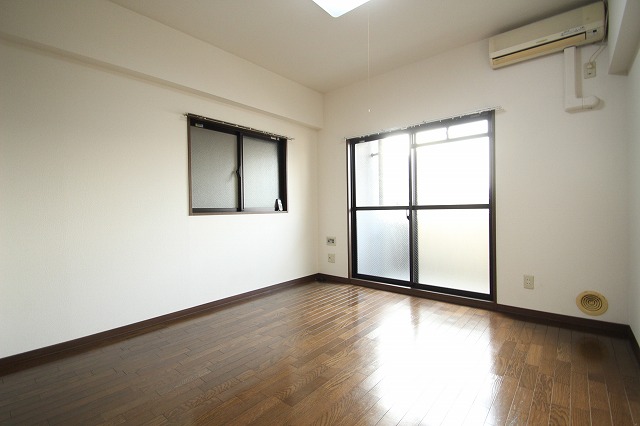 居室・リビング　同物件、別号室のものです。