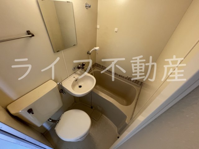 バス・シャワールーム　コンパクトで使いやすいお風呂です