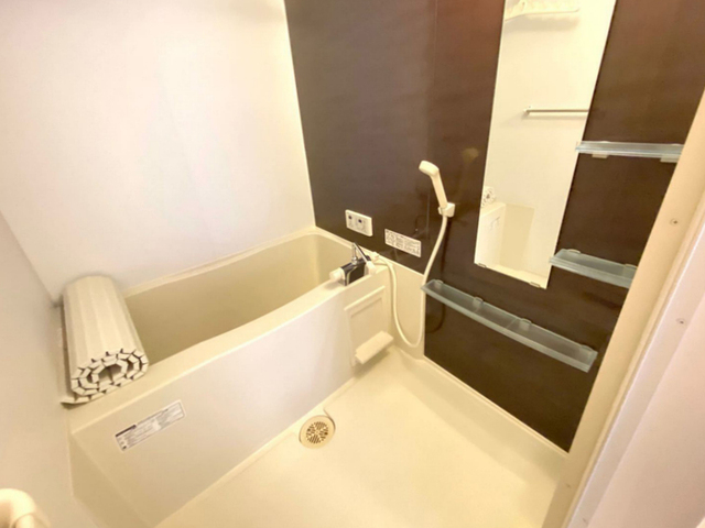 バス・シャワールーム　浴室換気乾燥機付きの浴槽です。