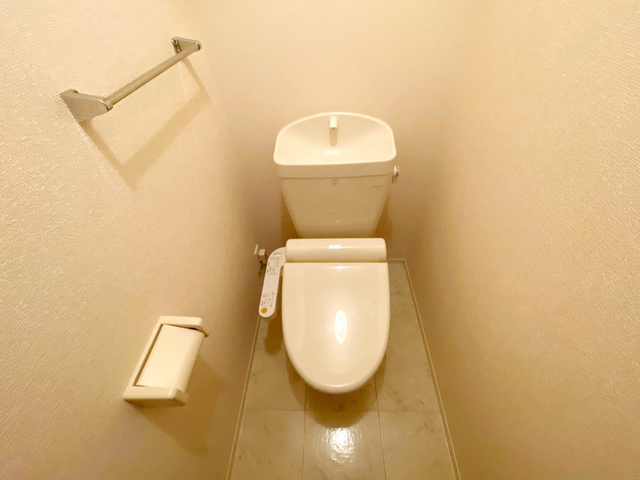 トイレ　温水洗浄便座付きトイレです。