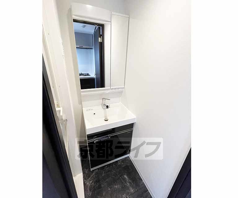 洗面設備　鏡裏収納つき