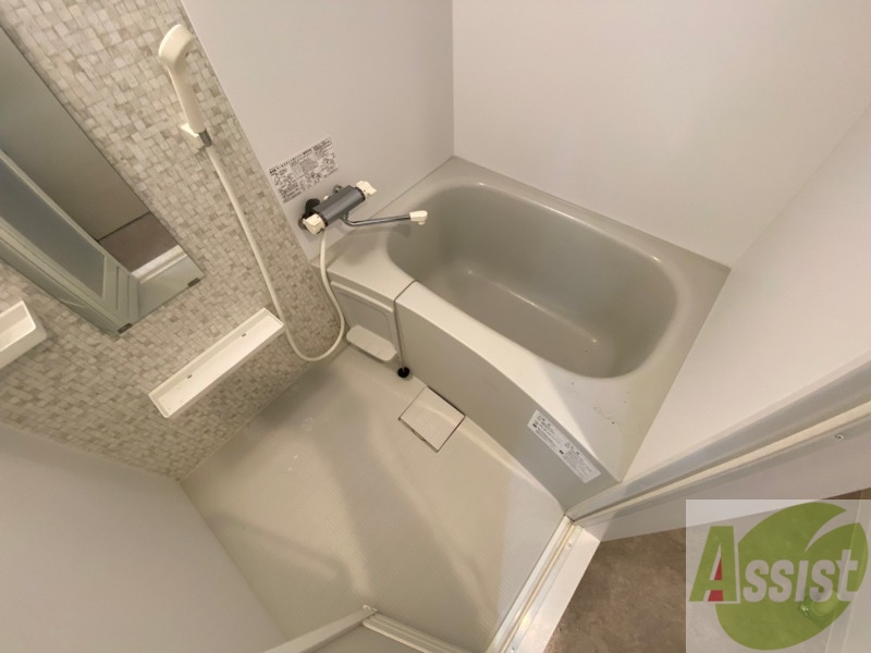 バス・シャワールーム　バスルームは狭すぎず、シャワーも浴びやすそうです。