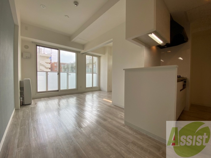 居室・リビング　８．４帖のＬＤＫです。広々として、きれいですね。