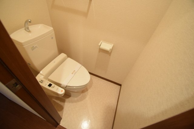 トイレ　きれいなシャワートイレです。