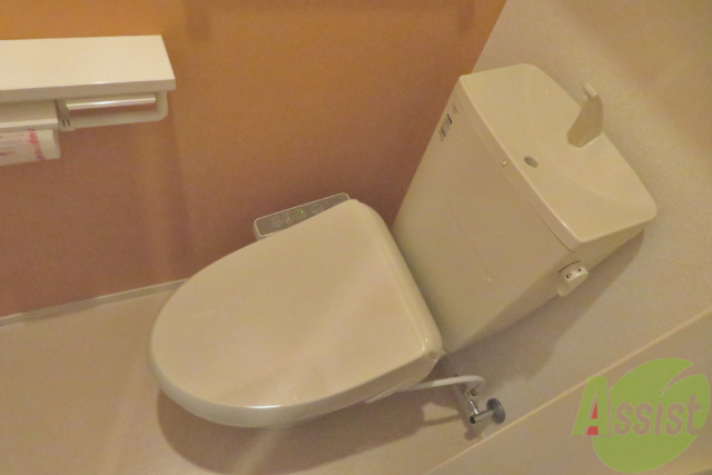 トイレ　嬉しいウォシュレット機能付きです。シャワートイレは便利ですね