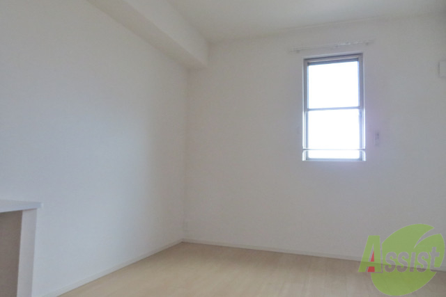 その他部屋・スペース　寝室は、小窓からの光が毎朝を気持ちよく起してくれそうです。