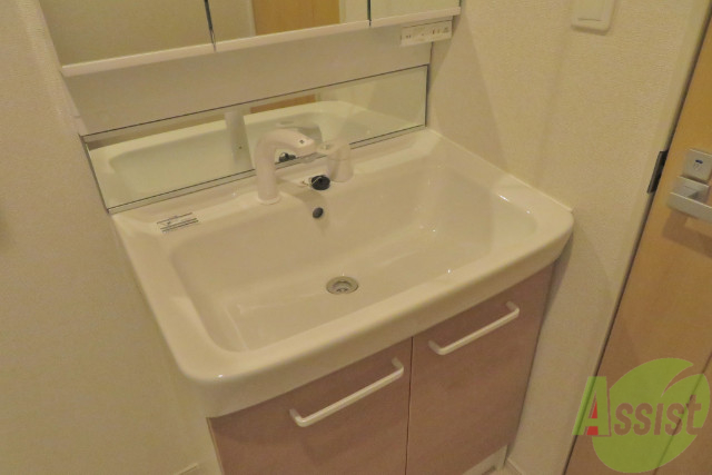 洗面設備　独立洗面台です。朝の身支度はこちらでどうぞ。