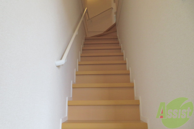 玄関　玄関から撮影しました。階段に手すりが付いていて、安心ですね。