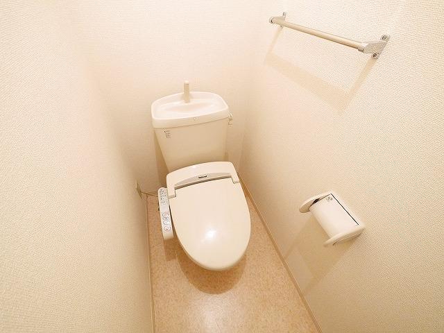 トイレ　落ち着いた色調のトイレです