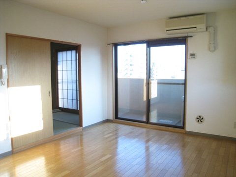 居室・リビング　同物件、別号室のものです。