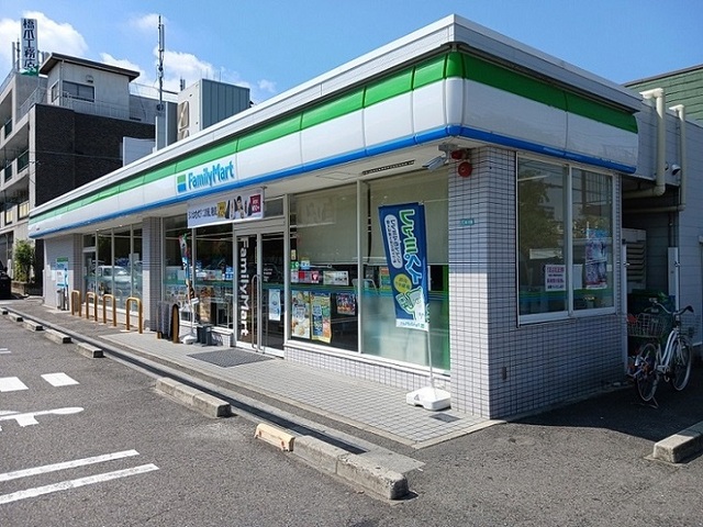 コンビニ　ファミリーマート様（コンビニ）まで800m