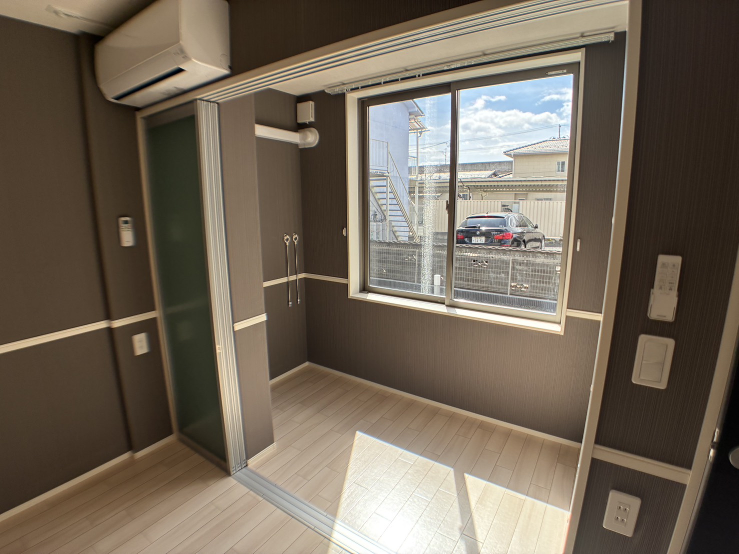 バルコニー　同施工会社同アパートの別部屋を使用しております。