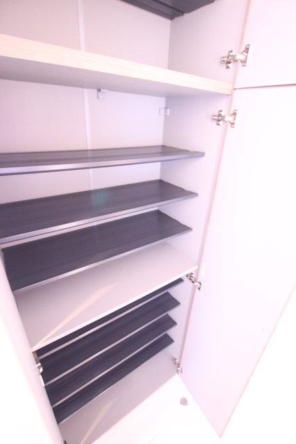 玄関　棚間隔を自由に変更でき、ブーツなども収納できます♪