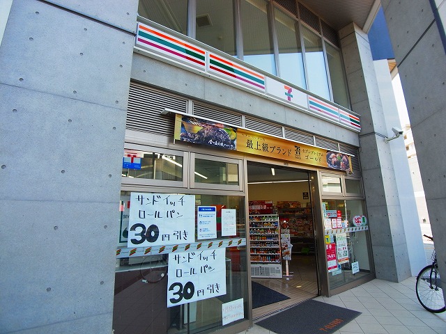 コンビニ　セブンイレブン足立五反野駅前店（コンビニ）まで413m