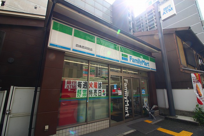 コンビニ　ファミリーマート（コンビニ）まで350m
