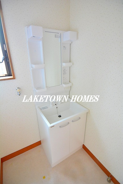 洗面設備　シャワー付洗髪洗面台です。