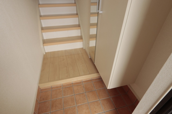 玄関　入ってすぐに内階段あります