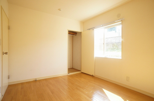 その他部屋・スペース　洋室5.7帖　落ち着いた空間は寝室に適しています☆