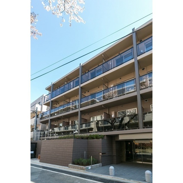 建物外観　鉄筋コンクリート造のがっちりとした建物。