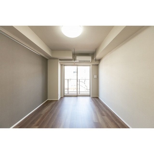 居室・リビング　8.8帖のきれいな洋室。