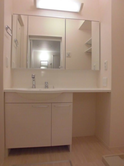 洗面設備　※写真は同建物別のお部屋のものです。