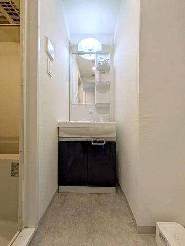 洗面設備　支度に便利な独立洗面台