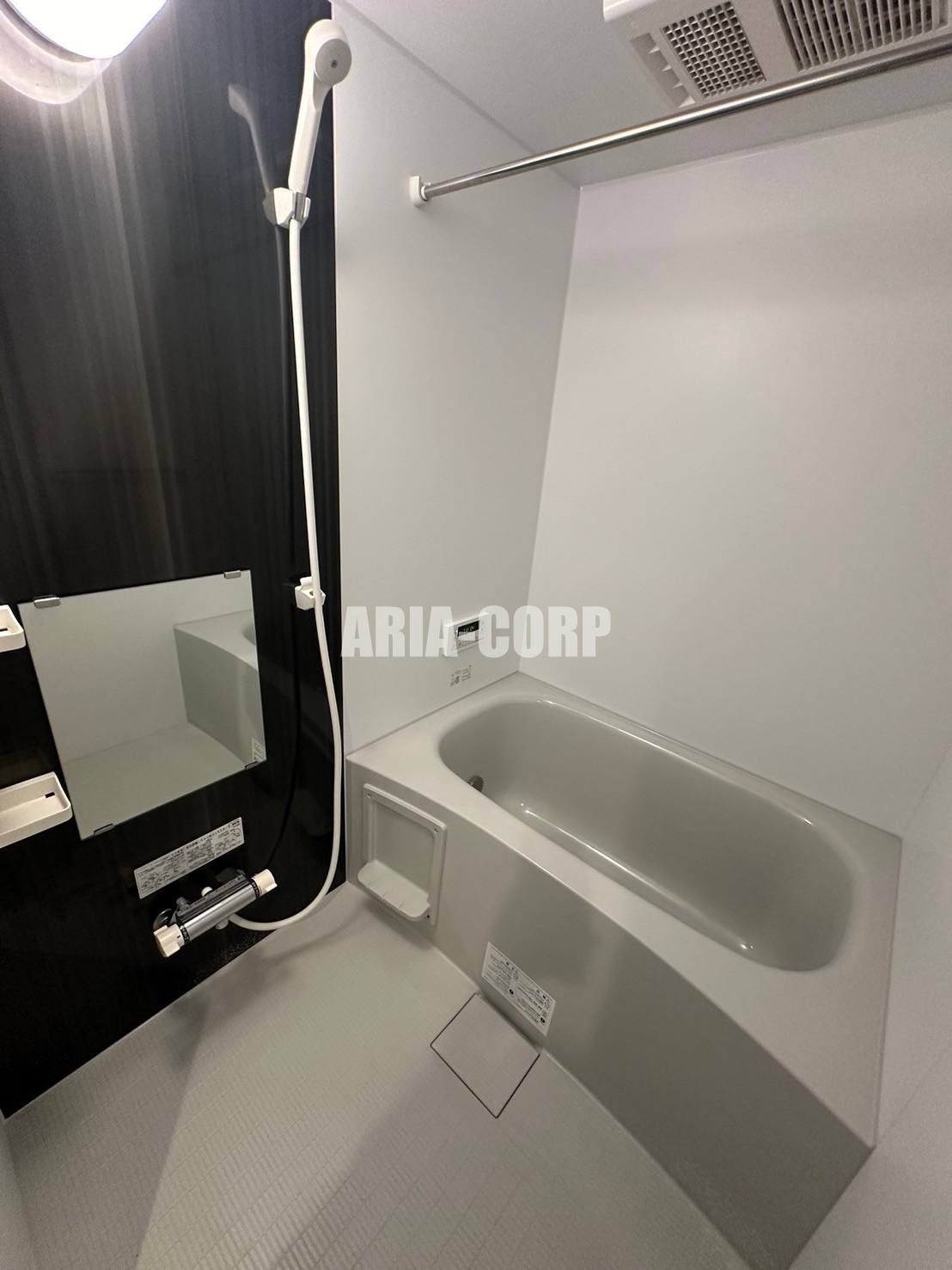 バス・シャワールーム　追い焚き機能付。カラーパネル採用でお洒落なバスルーム。