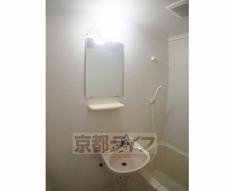 洗面設備　綺麗な洗面台です。