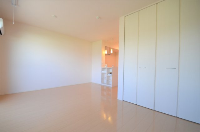 居室・リビング　１３．５帖の洋室