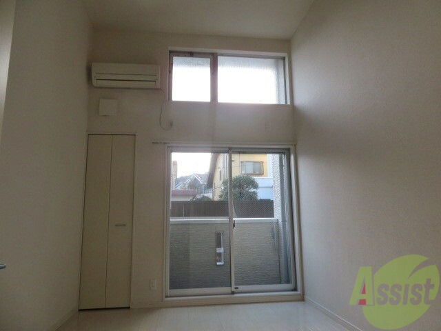 居室・リビング　６．５帖のリビングです。天井が高く、広々としていますね。