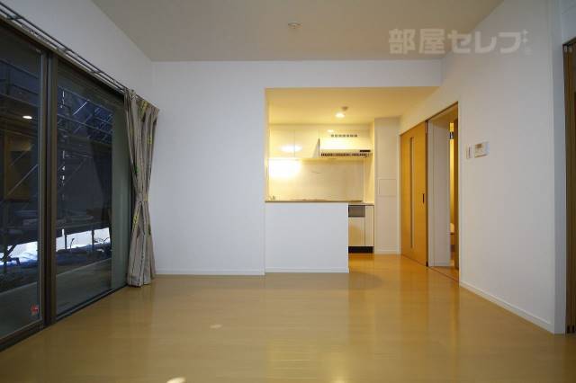 居室・リビング　１０１号室の写真を使用しています。