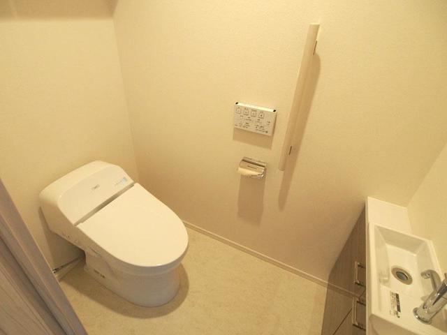 トイレ　※写真は同タイプ住戸です。