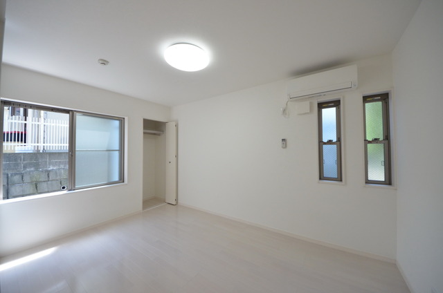 居室・リビング　★大きな窓が、お部屋を明るくしてくれます★