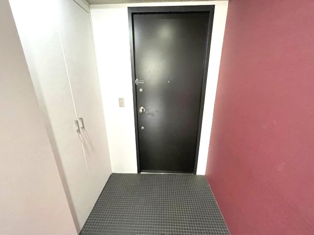 玄関　イメージとして同マンション他部屋を表示しています