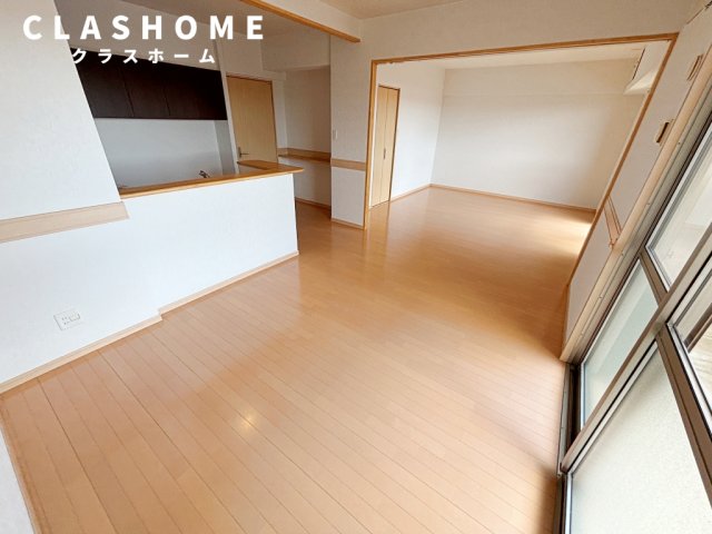 居室・リビング　同物件の別部屋になります。