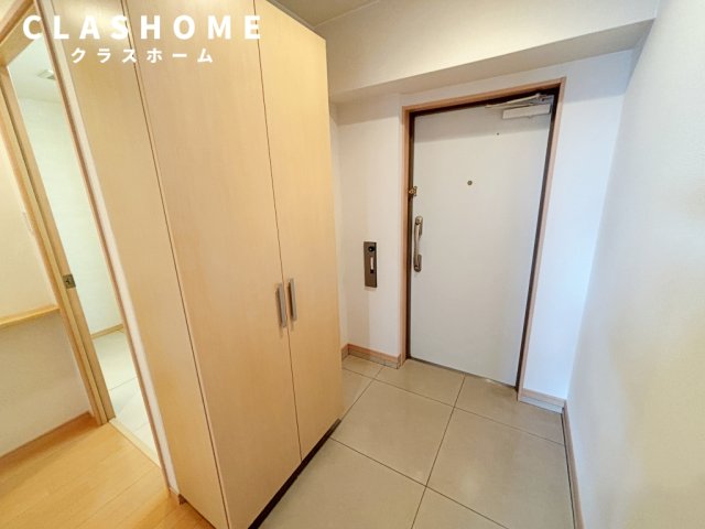 玄関　同物件の別部屋になります。