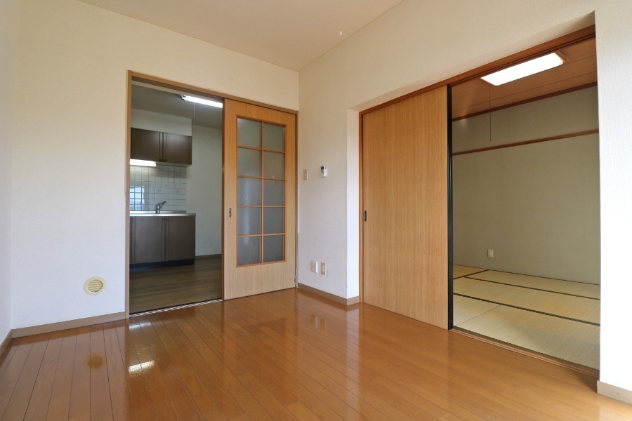 その他部屋・スペース　ダイニング奥に明るい洋室と和室。お子さんに目がいき届き安心！