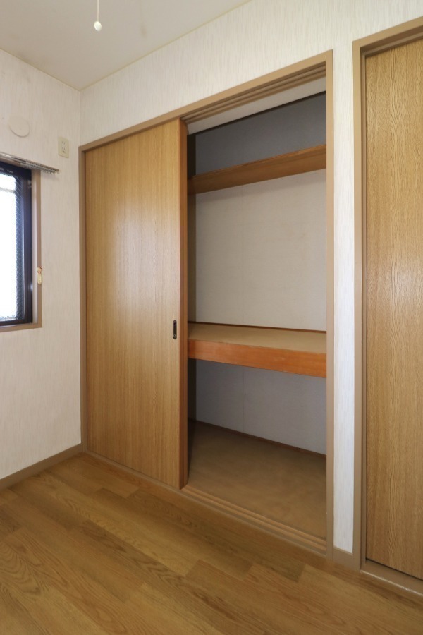 収納　洋室のゆったりした収納スペース。トイレも隣なので快眠できます