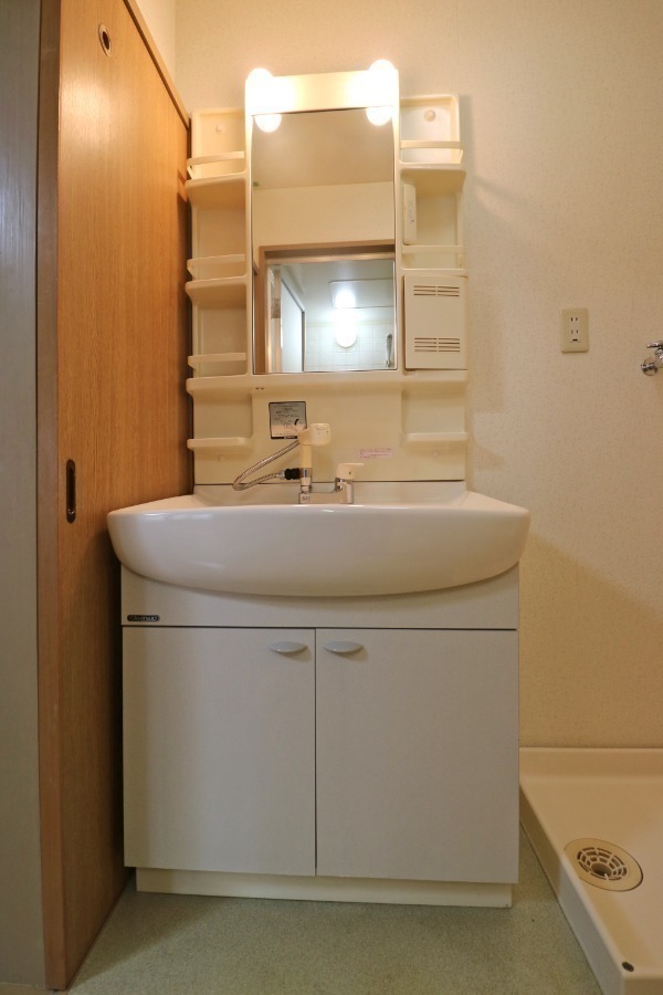 洗面設備　温水も出るきれいな洗面化粧台。朝の忙しい時間を癒してくれます