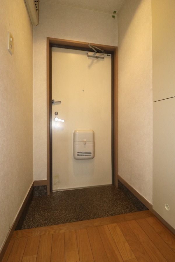 玄関　明るい玄関スペース