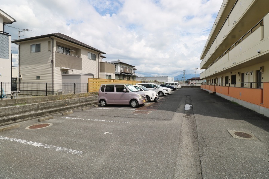 駐車場　敷地内に駐車場！大通りから1本奥の道路から出入りできます