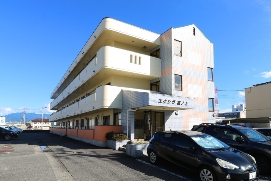 建物外観　2018年外装塗替済みできれい。共有部は丁寧に毎月清掃します